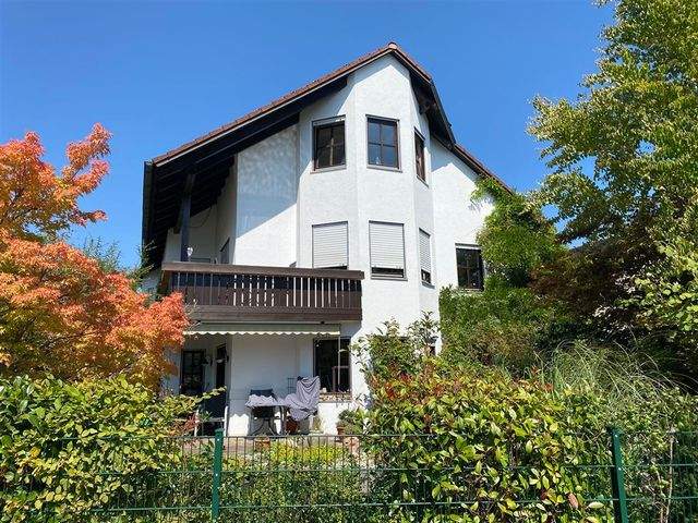 Sanierte Dachgeschosswohnung in ruhigem 3-Familienhaus, 82256 Fürstenfeldbruck, Wohnung
